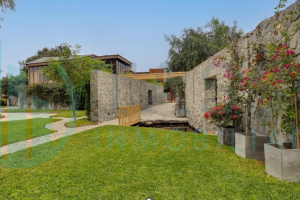 Retiro espiritual o wellness Lodge, Centro de terapias naturales o de salud holística, Hotel ecológico o eco-resort de lujo, Centro educativo alternativo o artístico, Residencia familiar extendida o condominio privado, 9 bungalos, 7 habitaciones cada uno, dos pisos, jardines amplios
