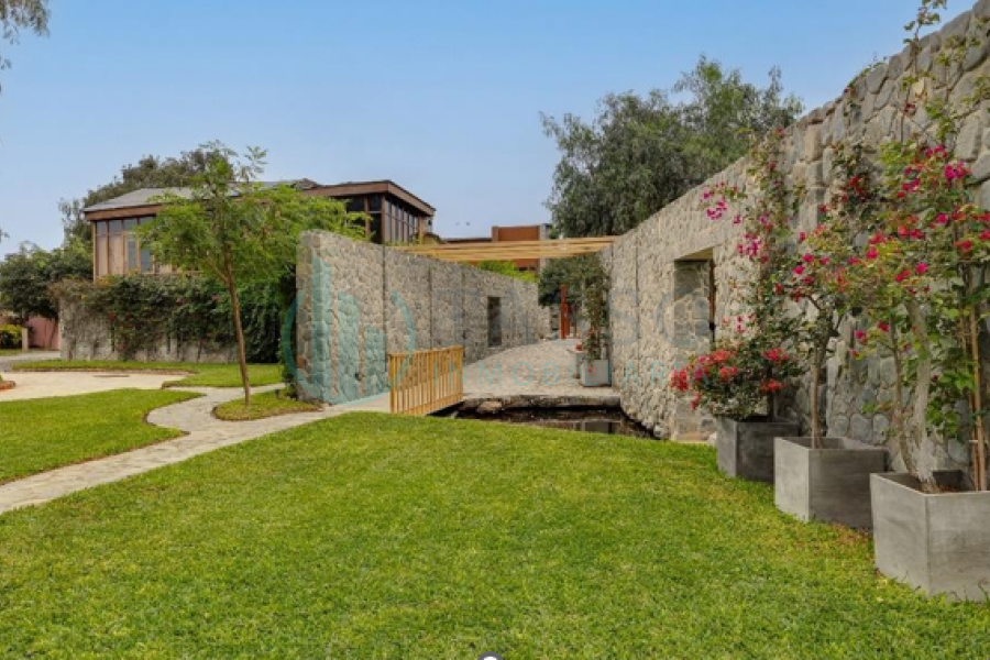 Retiro espiritual o wellness Lodge, Centro de terapias naturales o de salud holística, Hotel ecológico o eco-resort de lujo, Centro educativo alternativo o artístico, Residencia familiar extendida o condominio privado, 9 bungalos, 7 habitaciones cada uno, dos pisos, jardines amplios