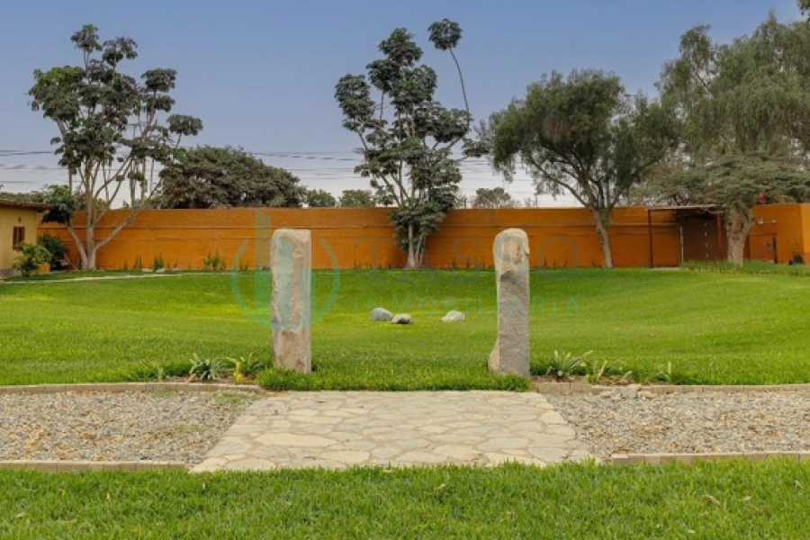 Retiro espiritual o wellness Lodge, Centro de terapias naturales o de salud holística, Hotel ecológico o eco-resort de lujo, Centro educativo alternativo o artístico, Residencia familiar extendida o condominio privado, 9 bungalos, 7 habitaciones cada uno, dos pisos, jardines amplios