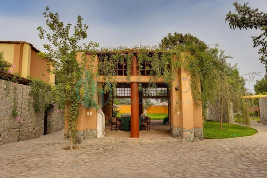 Retiro espiritual o wellness Lodge, Centro de terapias naturales o de salud holística, Hotel ecológico o eco-resort de lujo, Centro educativo alternativo o artístico, Residencia familiar extendida o condominio privado, 9 bungalos, 7 habitaciones cada uno, dos pisos, jardines amplios