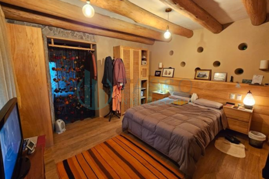 Retiro espiritual o wellness Lodge, Centro de terapias naturales o de salud holística, Hotel ecológico o eco-resort de lujo, Centro educativo alternativo o artístico, Residencia familiar extendida o condominio privado, 9 bungalos, 7 habitaciones cada uno, dos pisos, jardines amplios