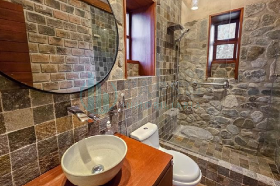 Retiro espiritual o wellness Lodge, Centro de terapias naturales o de salud holística, Hotel ecológico o eco-resort de lujo, Centro educativo alternativo o artístico, Residencia familiar extendida o condominio privado, 9 bungalos, 7 habitaciones cada uno, dos pisos, jardines amplios