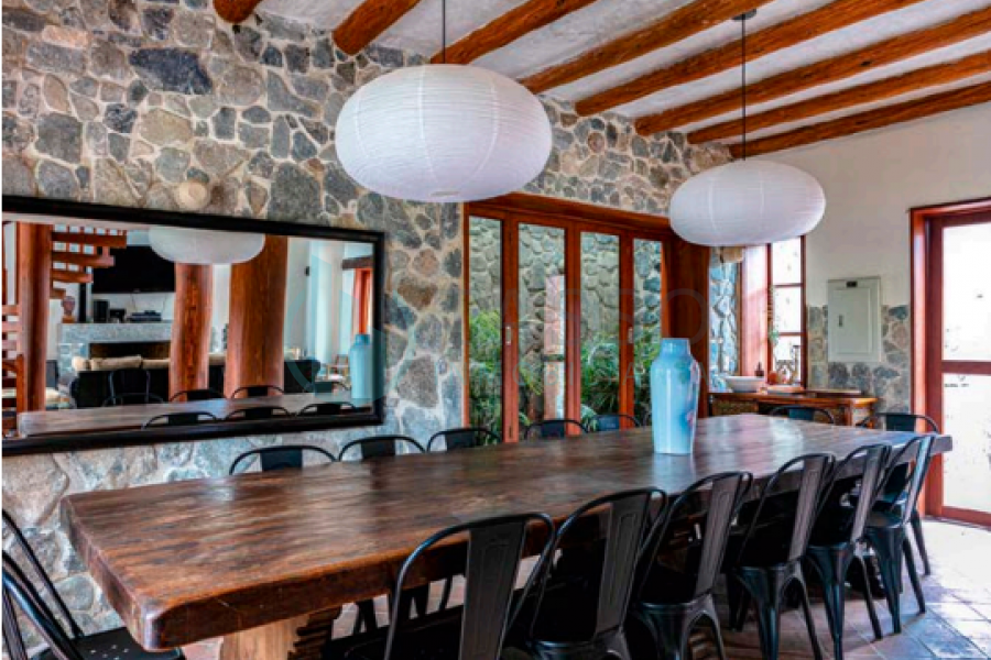 Retiro espiritual o wellness Lodge, Centro de terapias naturales o de salud holística, Hotel ecológico o eco-resort de lujo, Centro educativo alternativo o artístico, Residencia familiar extendida o condominio privado, 9 bungalos, 7 habitaciones cada uno, dos pisos, jardines amplios