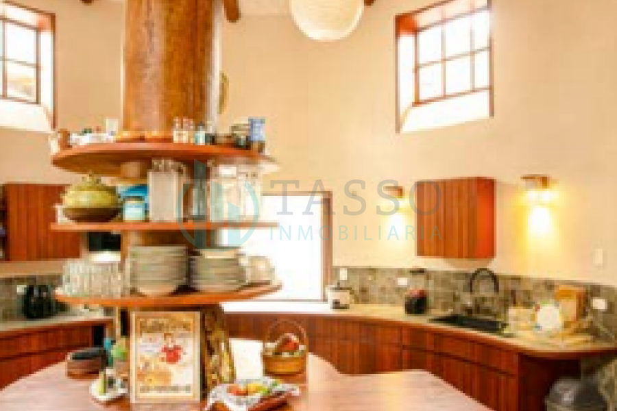 Retiro espiritual o wellness Lodge, Centro de terapias naturales o de salud holística, Hotel ecológico o eco-resort de lujo, Centro educativo alternativo o artístico, Residencia familiar extendida o condominio privado, 9 bungalos, 7 habitaciones cada uno, dos pisos, jardines amplios