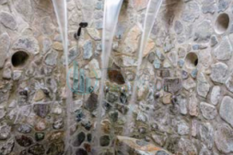 Retiro espiritual o wellness Lodge, Centro de terapias naturales o de salud holística, Hotel ecológico o eco-resort de lujo, Centro educativo alternativo o artístico, Residencia familiar extendida o condominio privado, 9 bungalos, 7 habitaciones cada uno, dos pisos, jardines amplios